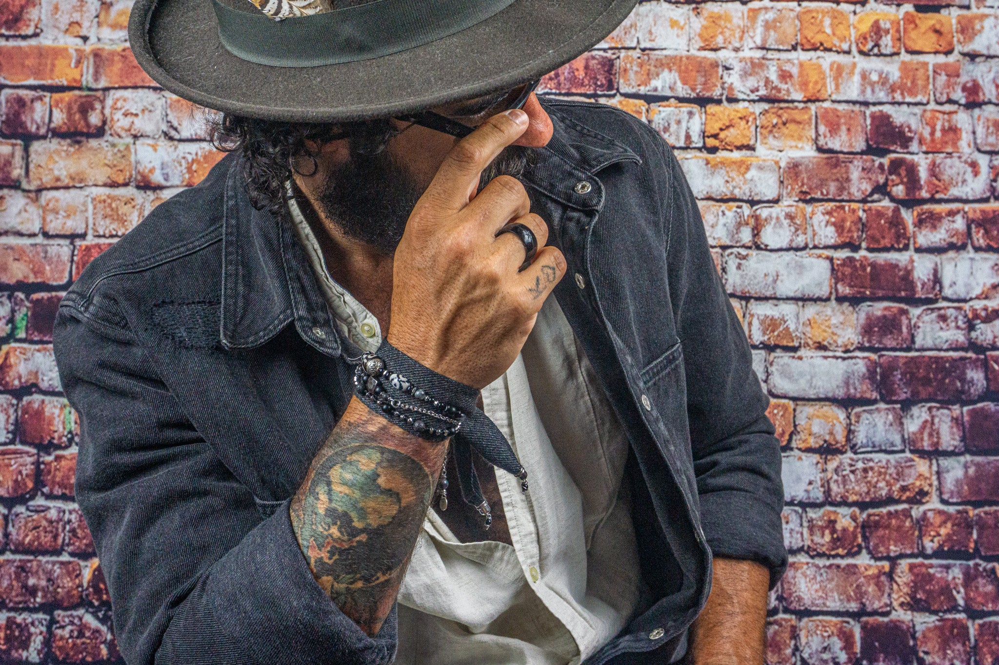 mens-black cuff bracelet set made of sstainless steel chain and onyx-labradorite-agate-beads- wander jewellery