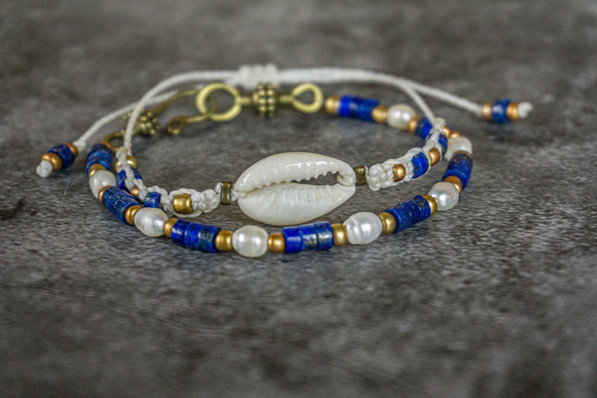 bracelet set made of lapis lazuli gemstone heishi beads, pearls and cowrie shell- wander jewellery