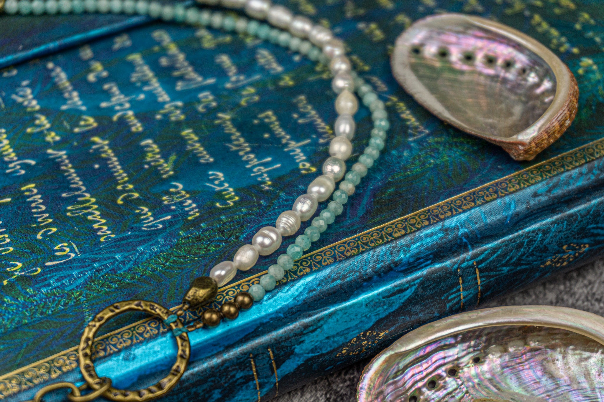 Ondas Errantes: Choker de Corrente de Pérolas e Gemas Assimétricas
