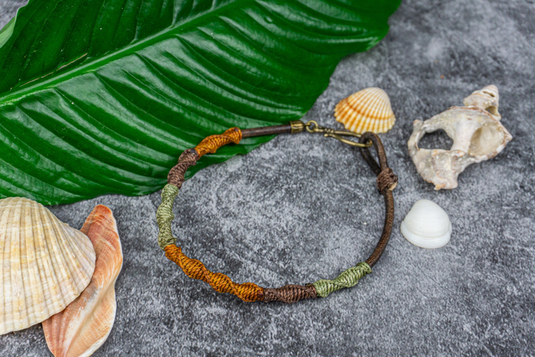 Boho-hippie macrame anklet made of leather and cotton with vibrant orange and green waves – Wander Jewellery