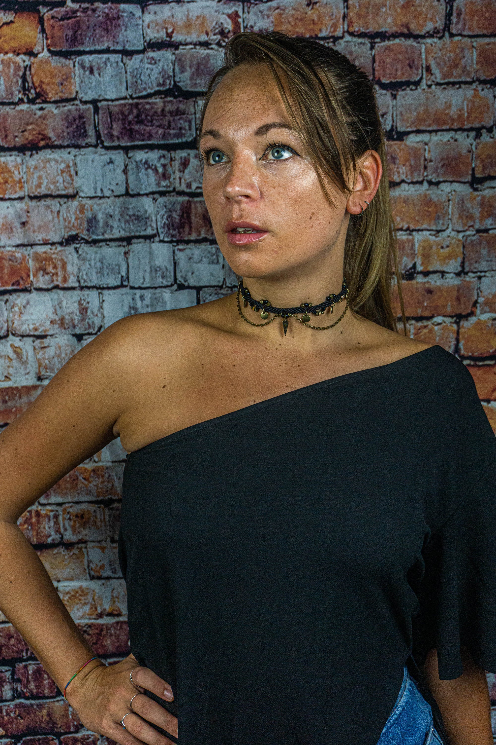 Elegant choker for women with gemstones