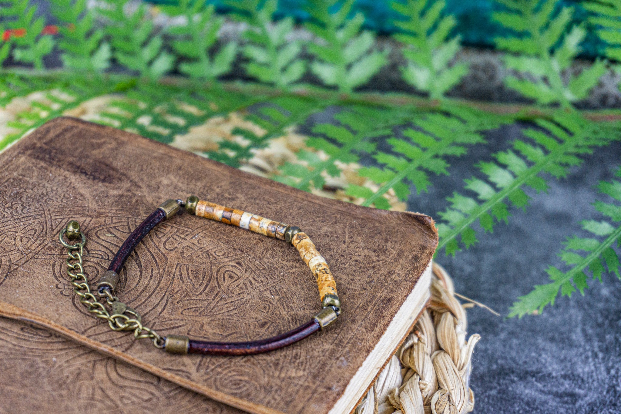 Adjustable unisex bracelet with earthy colors and natural gemstones