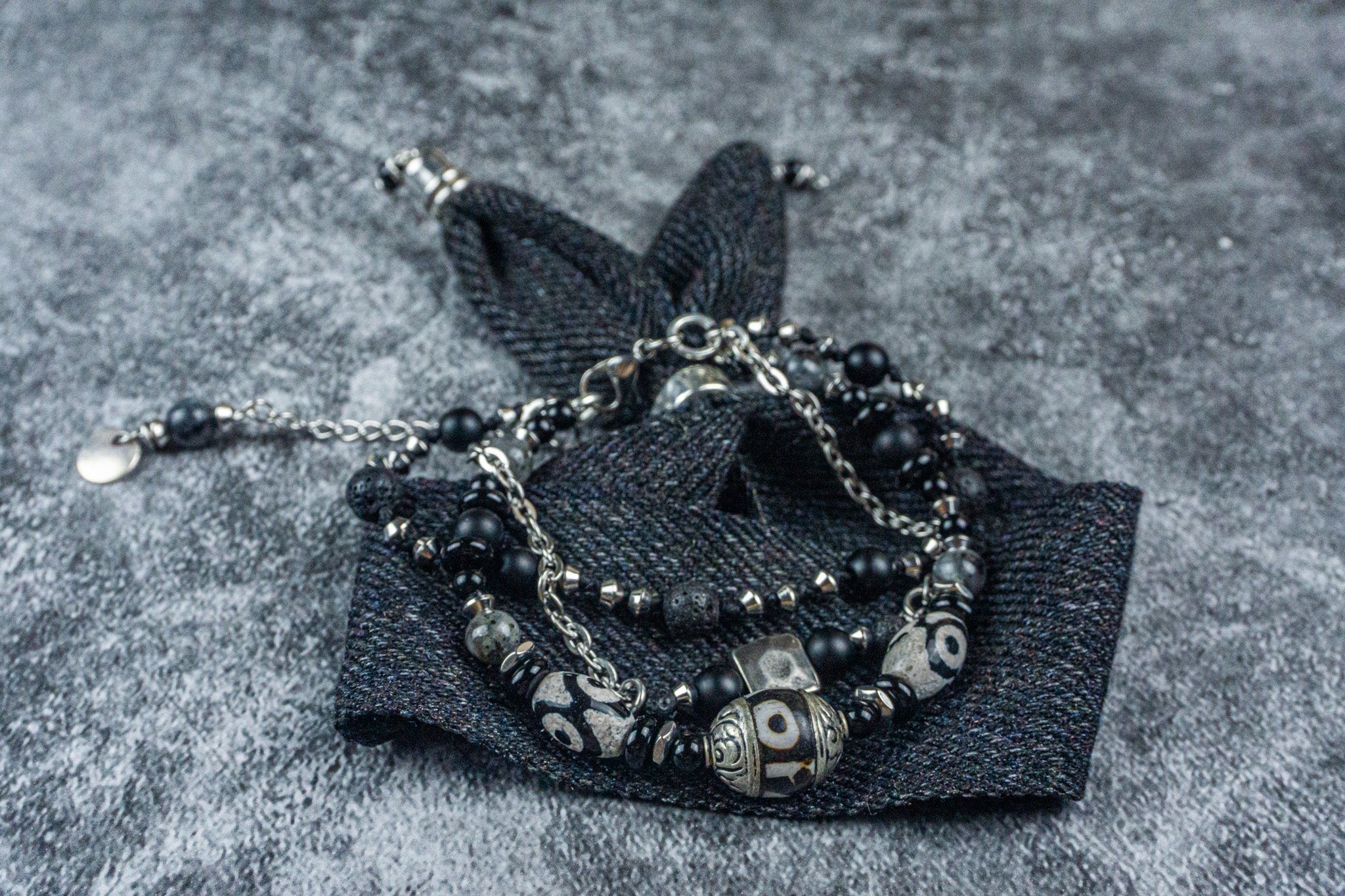 black cuff bracelet set made of sstainless steel chain and onyx-labradorite-agate-gemstone beads- wander jewellery