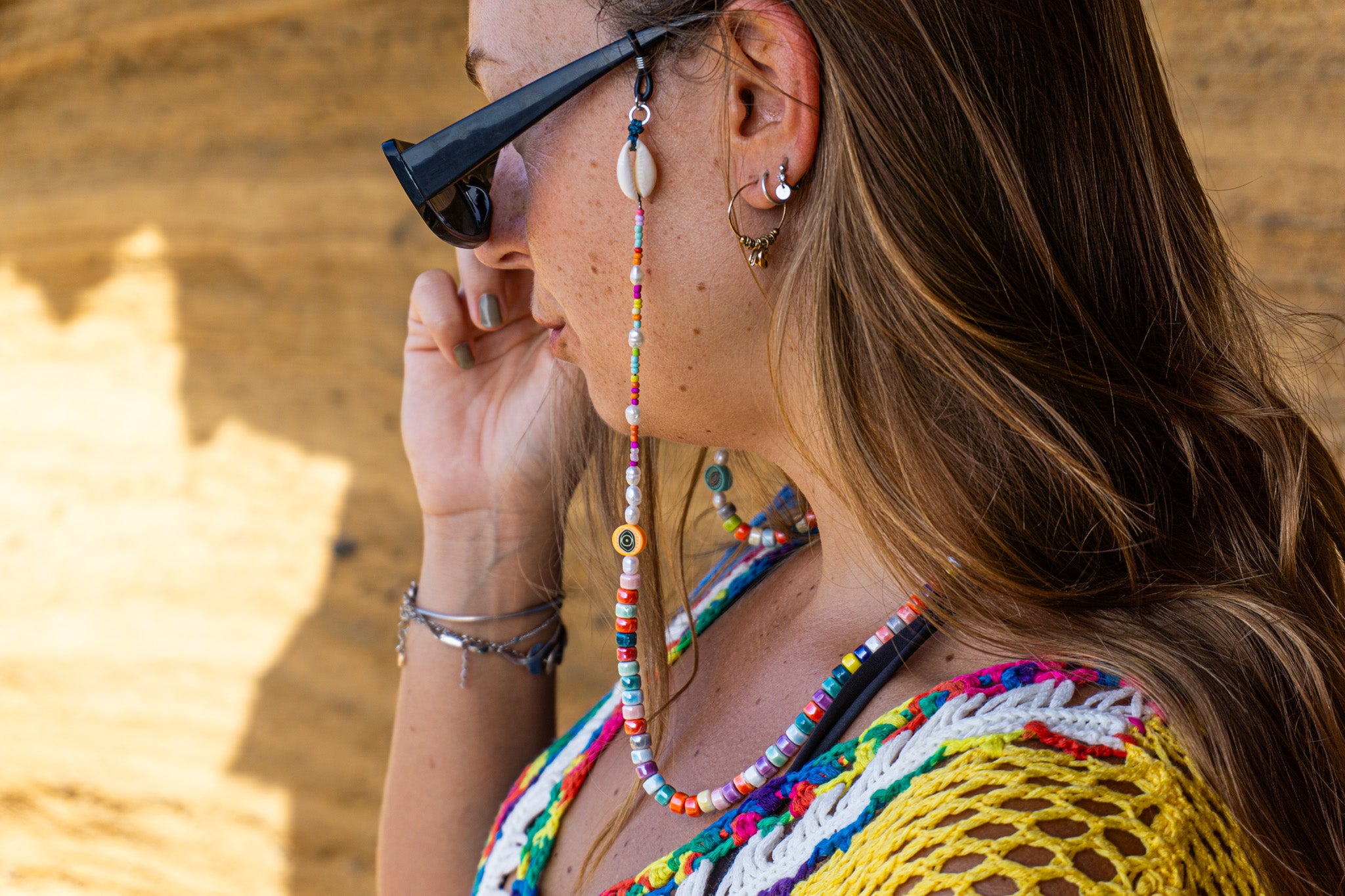 Women's seashell and pearls glasses chain made of porcelain beads and colorful accents, perfect for a summery style – Wander Jewellery